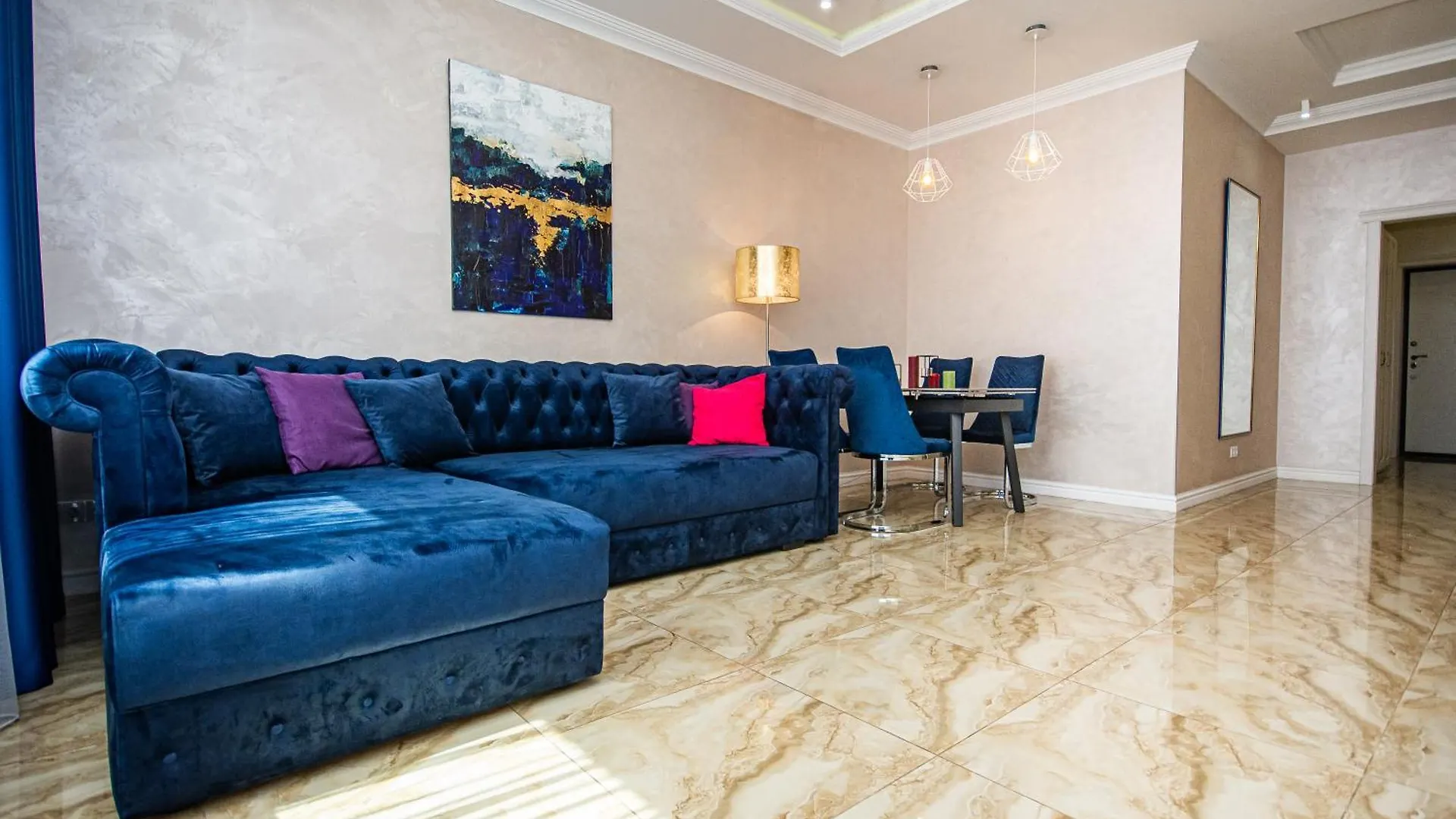 הקונטקטים של Luxury For Business & Pleasure Royal 3